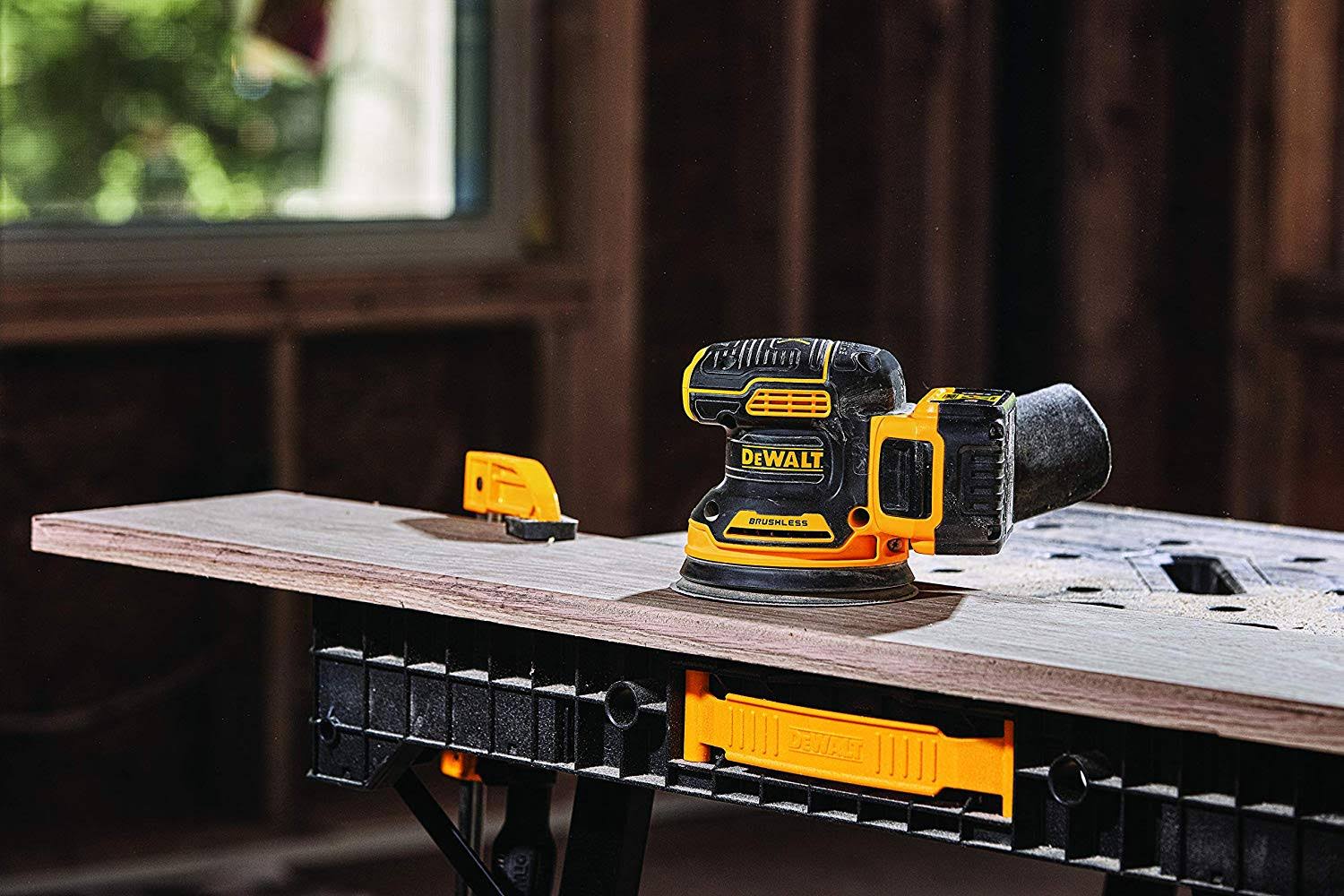 20V Max Orbital Sander Q2659