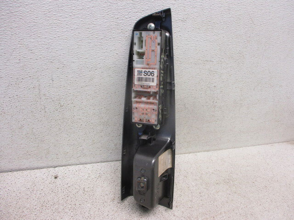 Pre-Owned Subaru Forester Front LH Driver Master Window Switch J94376